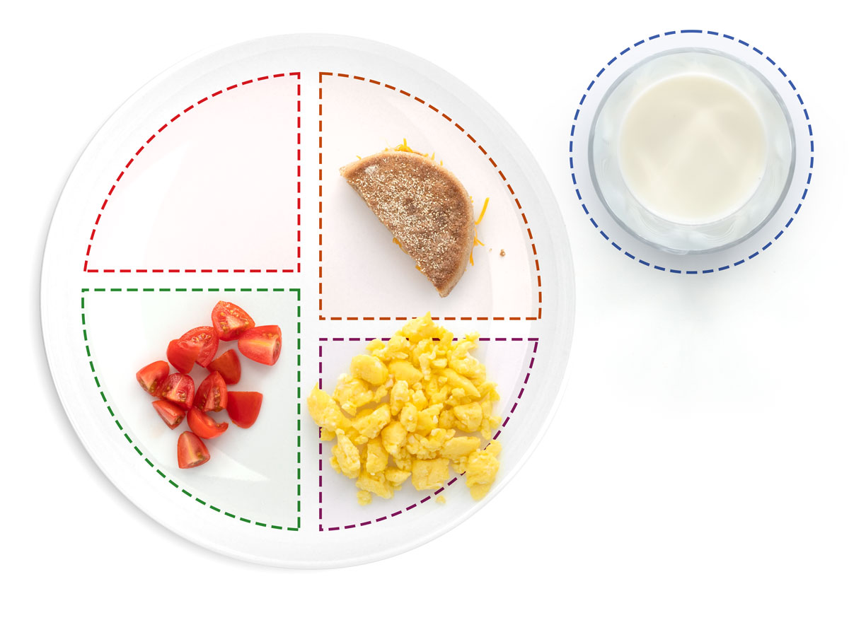 <i>Muffin</i> inglés integral con queso, huevo revuelto y tomates