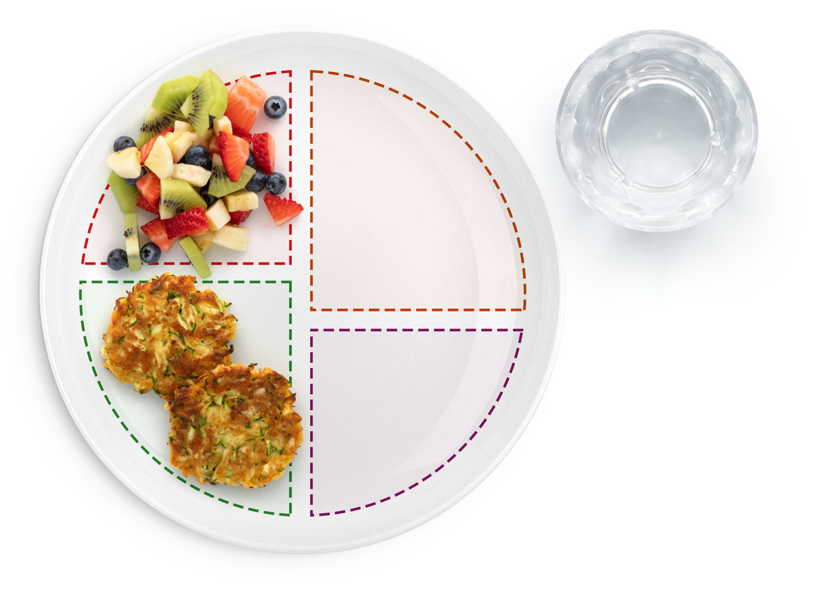 Buñuelos de calabacín y fruta cortada en cubos