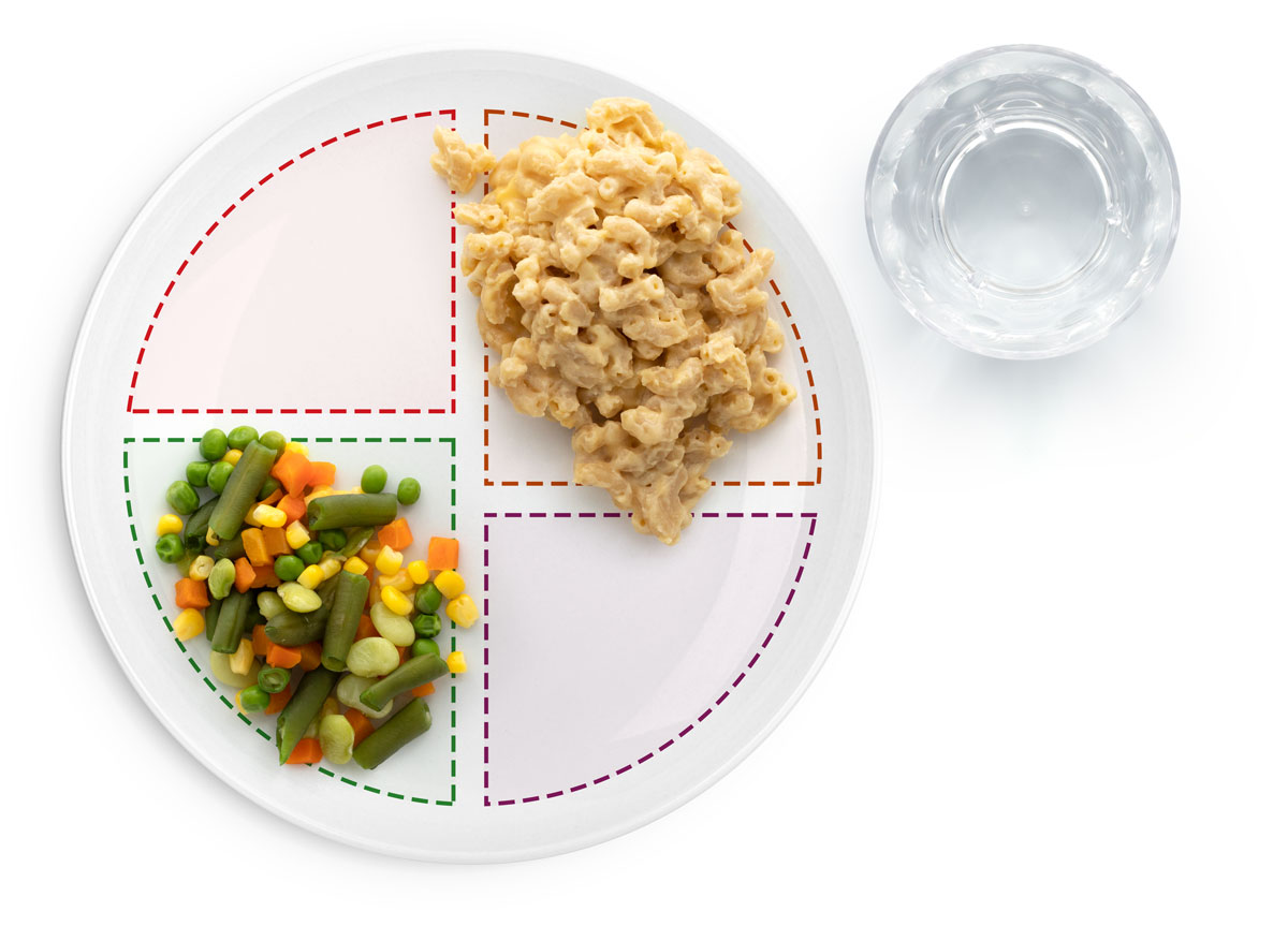 Macarrones con queso y vegetales variados