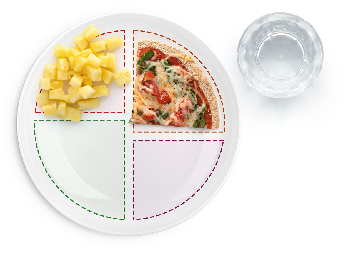 Pizza de tomate y espinacas, y piña