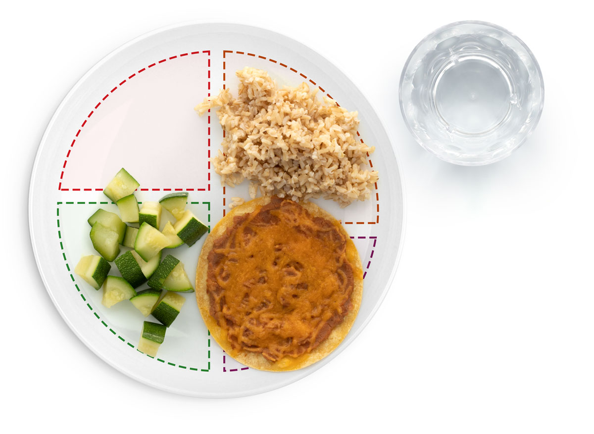 Tostada mexicana de habichuelas, arroz y calabacín cortado en cubos